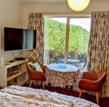 West Hobart self contained 1 bedroom studio walk to town in Hobart