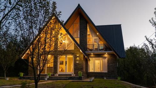 Whistling Thrush Villa - abode in an apple orchard in Naggar, Manali
