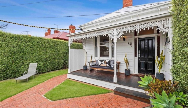 White House in CBD and close to beach in Geelong