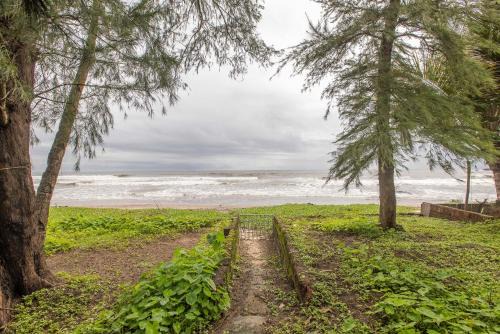 White House Seaview Villa on Talpona Beach in Magdāl