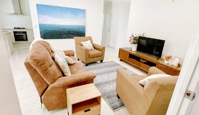 Wildwood Oasis: Hinterland & Coast Escape in Maroochy River