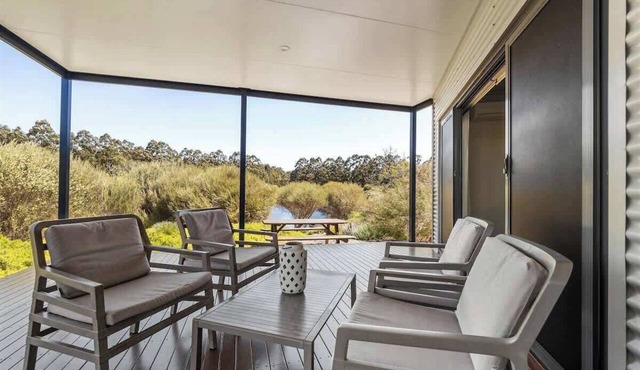 Wilyabrup Waters—Lakeside Haven in the Wine Region in Burnside
