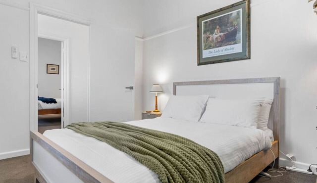 Wonky Cottage: large backyard, close to CBD in Redan