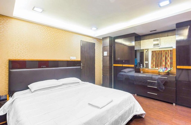 Apartment in Bandra, Mumbai, by GuestHouser 40331