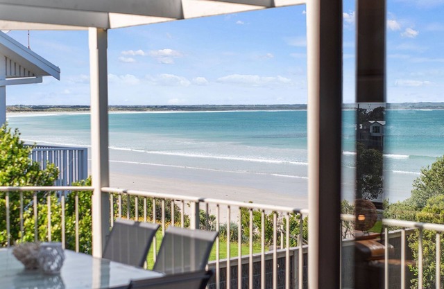 Beachfront - elevated ocean views in Port Fairy