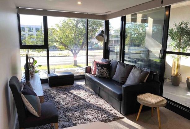 Midnight Luxe 1 BR Executive Apartment in the heart of Braddon Pool Sauna Secure Parking Wine WiFi Netflix in Canberra