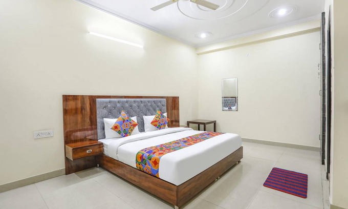 Janakpuri Hotel | 16 m² Hotel ∙ 2 guests