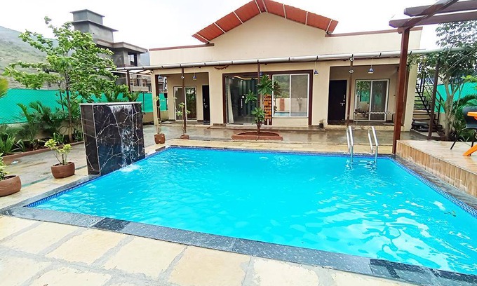Lonavala House | 4000 m² Bungalow ∙ 2 bedrooms ∙ 6 guests