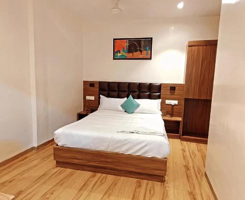 Santacruz East Hotel | Deluxe Residency Nr- Mumbai International Airport