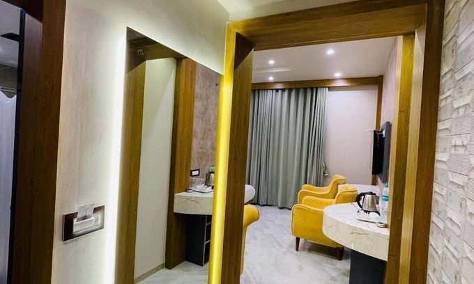 Sakinaka Hotel | HOTEL DOUBLE CROWN Mumbai AIRPORT T2