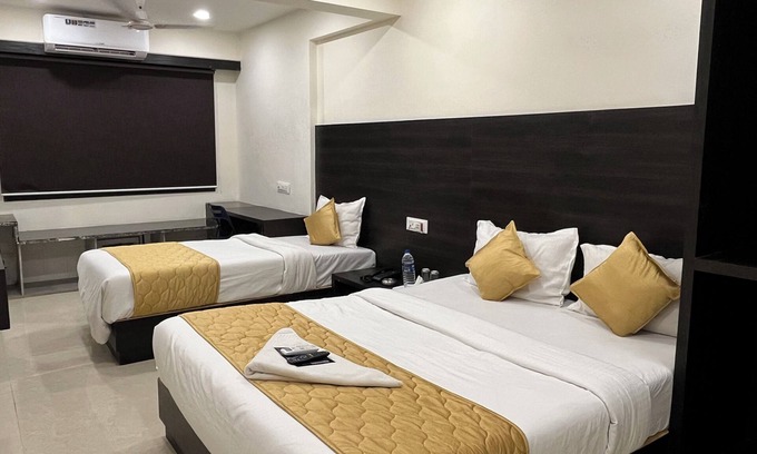 Versova Hotel | Hotel Wind Flower Regency - Near Kokilaben Hospital