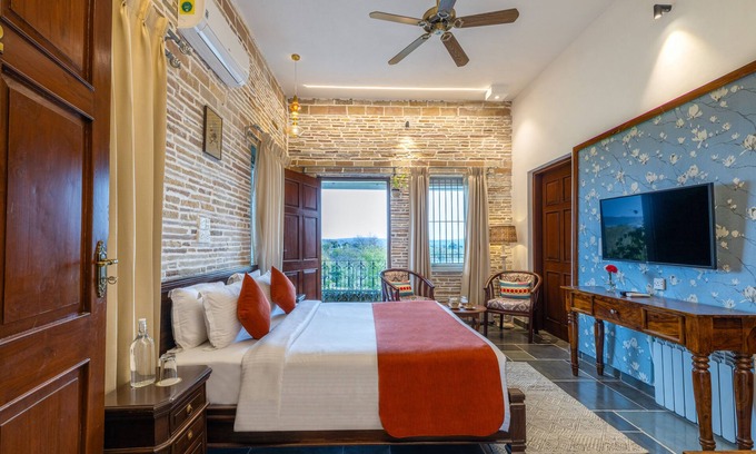 Bhopal Hotel | Moonstone, Bhopal, Amã Stays & Trails