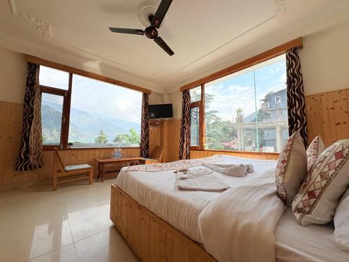 Manali Hotel | New Suraj Inn - Nestled near Hidimba Temple ! Rooftop Cafe With Hampta View ! Private Parking