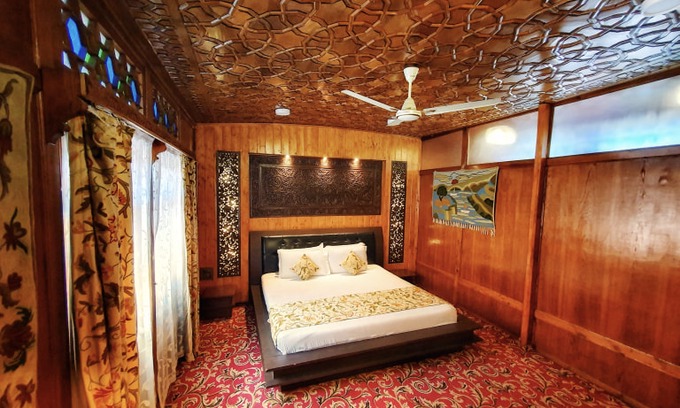 Nagin Bagh Hotel | Nigeen Heritage Houseboats