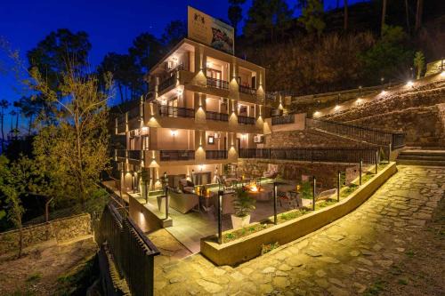 Chail Villa | Residences By Tarika by VEO - Luxury 7BR 4BR & 3BR in Chail with Bonfire & Hillview