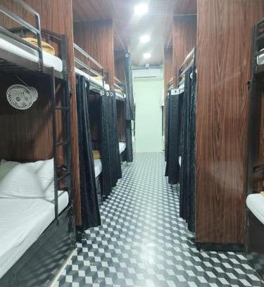 Santacruz Hostel | Vakola Dormitory AC Beds