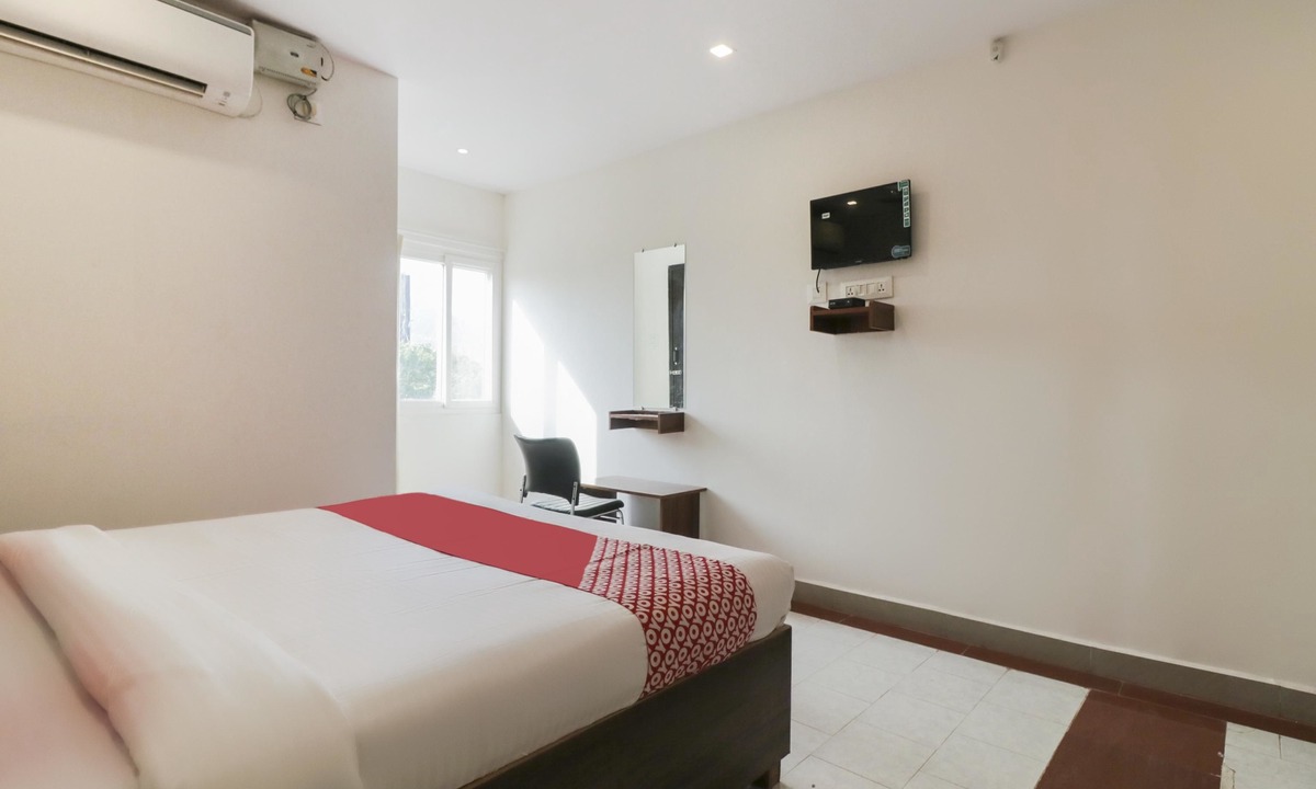 Benz Circle Hotel | OYO Flagship 16390 Chukkapalli Chambers