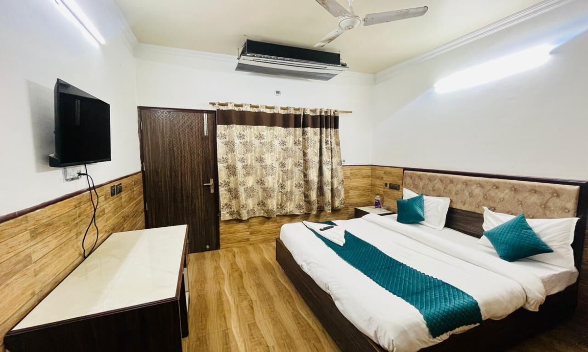 Sector D Hotel | Roomshala Vasant Villas- ILBS Hospital