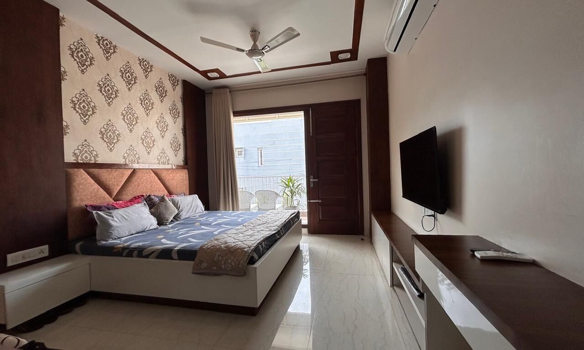 Panchkula Urban Estate Apartment | HomiStay - Luxury Room