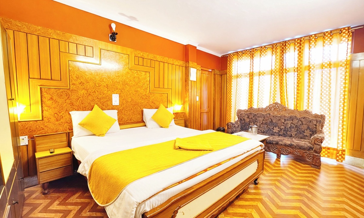 Mallital Hotel | Hotel Deluxe Ankur Lake View Mall Road Nainital Near Naina Devi Temple