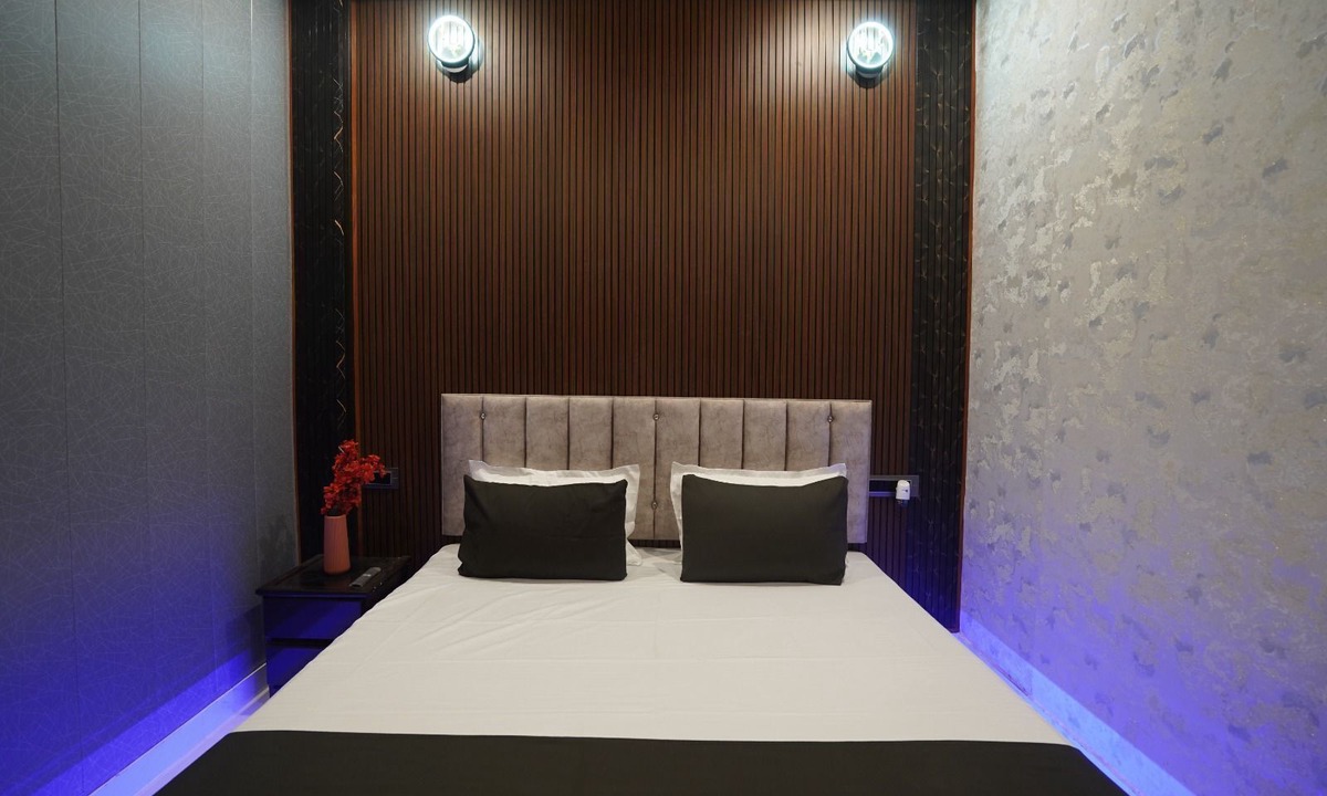 Mahmoorganj House | Om Nilay Paying Guest House By GRB
