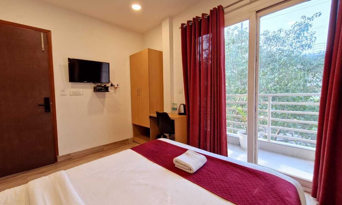 Pashim Vihar Hotel | Hotel Silver Saffron Peeragarhi