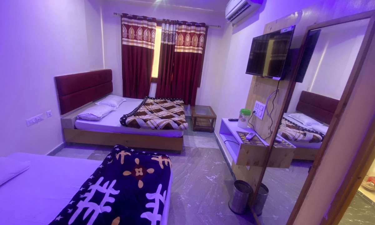 Srinagar Hotel | Hotel Uday Raj & Restaurant