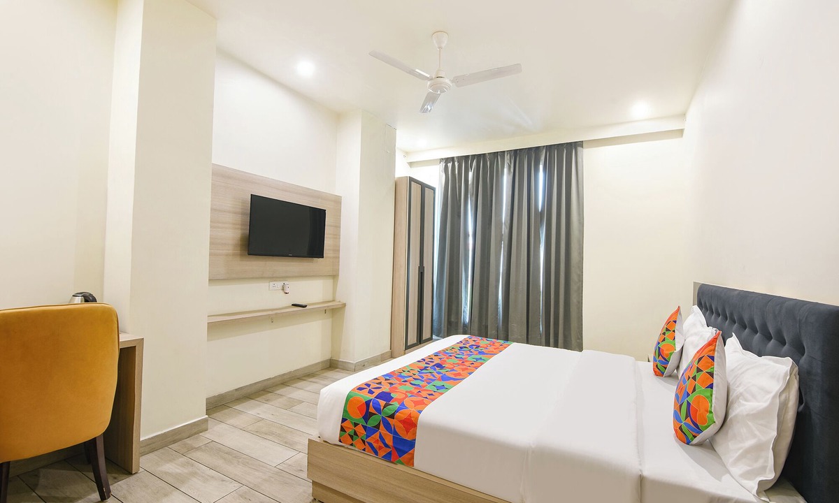 Faridabad Hotel | FabHotel The Rolex Grand - Yatharth Super Speciality Hospital, Sector 20
