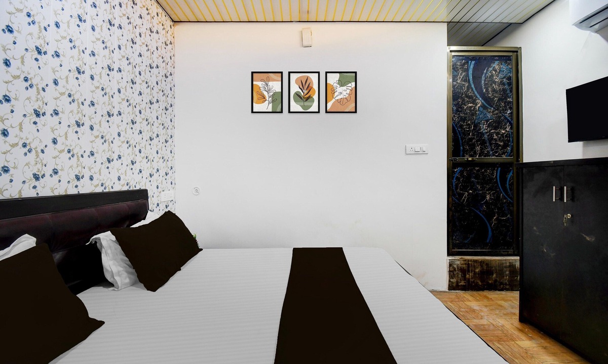 Gorakhpur House | Classic With Balcony Ambedkar Park
