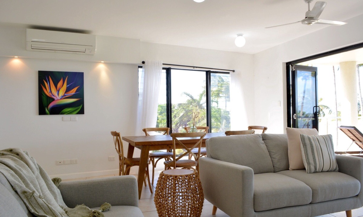 Trinity Beach Apartment | Beachfront 3-Bed with Pool & Stunning Ocean Views