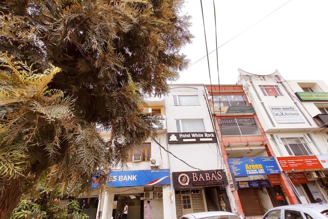 Hoshiarpur Hotel | HOTEL WHITE ROCK - All Luxury Rooms By SKY Hotels