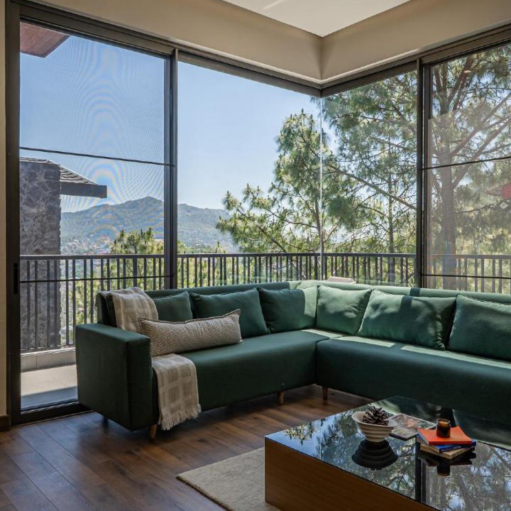Solan Villa | StayVista at Tres & Quatro - Himalayan Den with Bonfire, Mountain View