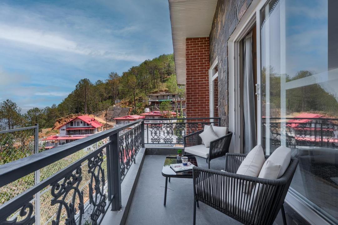 Kumarhatti Villa | ELIVAAS Signature Bask and Blessings Highlands Pet-Friendly 7-BHK Retreat With Private Scenic Balconies, Jacuzzi, Spa, Garden & Gazebo