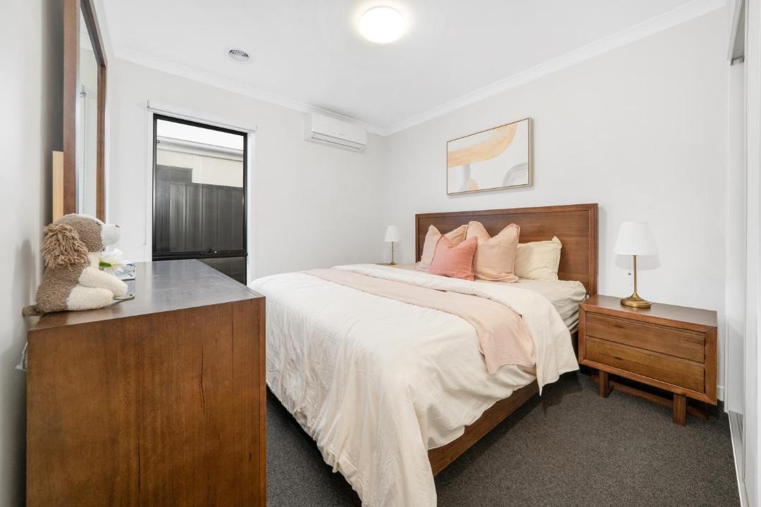 Mickleham House | Comfy Premium 4BR Near Airport, Cafes & Amenities