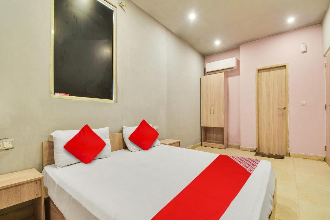 Pitampura Hotel | Super Hotel O D Plaza Near by Pitampura Metro Station