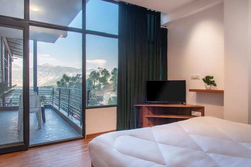 Kumarhatti Apartment | The Royal Apartments Manor I Roof Top Restaurant I Self Cooking Available I Lift I 7o1827o7o3