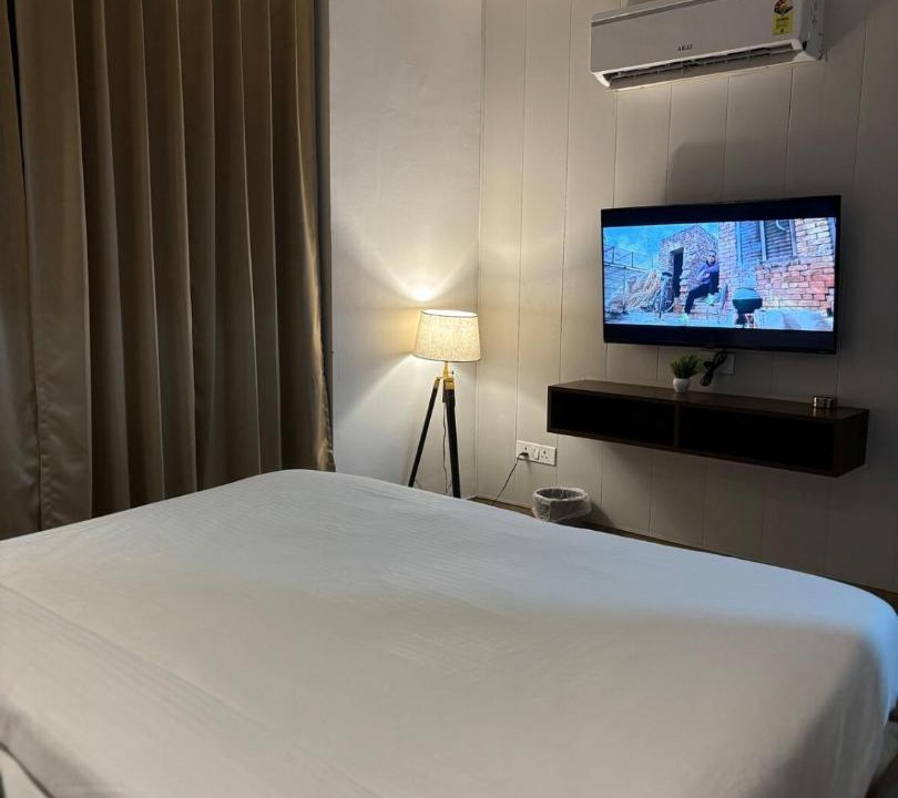 Noida Apartment | Cozy yard Modern Minimal Studio, Spectrum Mall