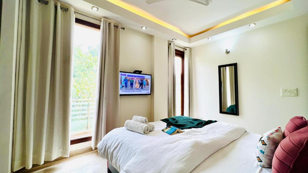 Green Park Apartment | BluO 3BHK Safdarjung Enclave, Lift & Terrace Garden