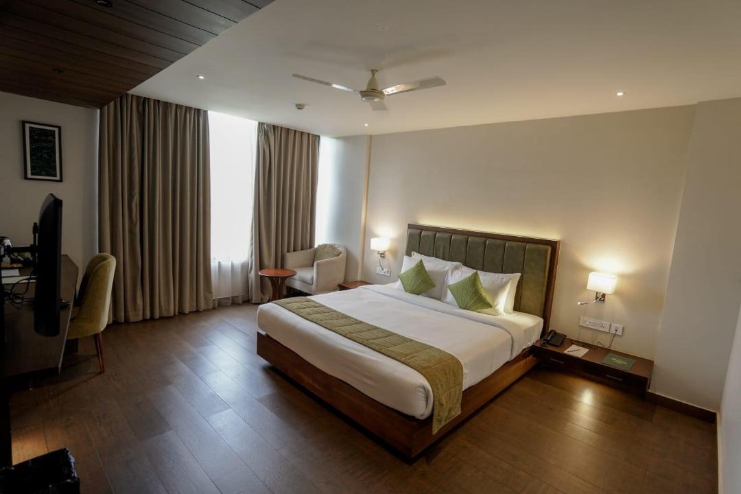 Perintalmanna Hotel | Woodbine Foliage