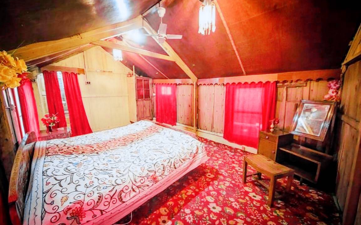 Photo of Bedroom in Dal Lake