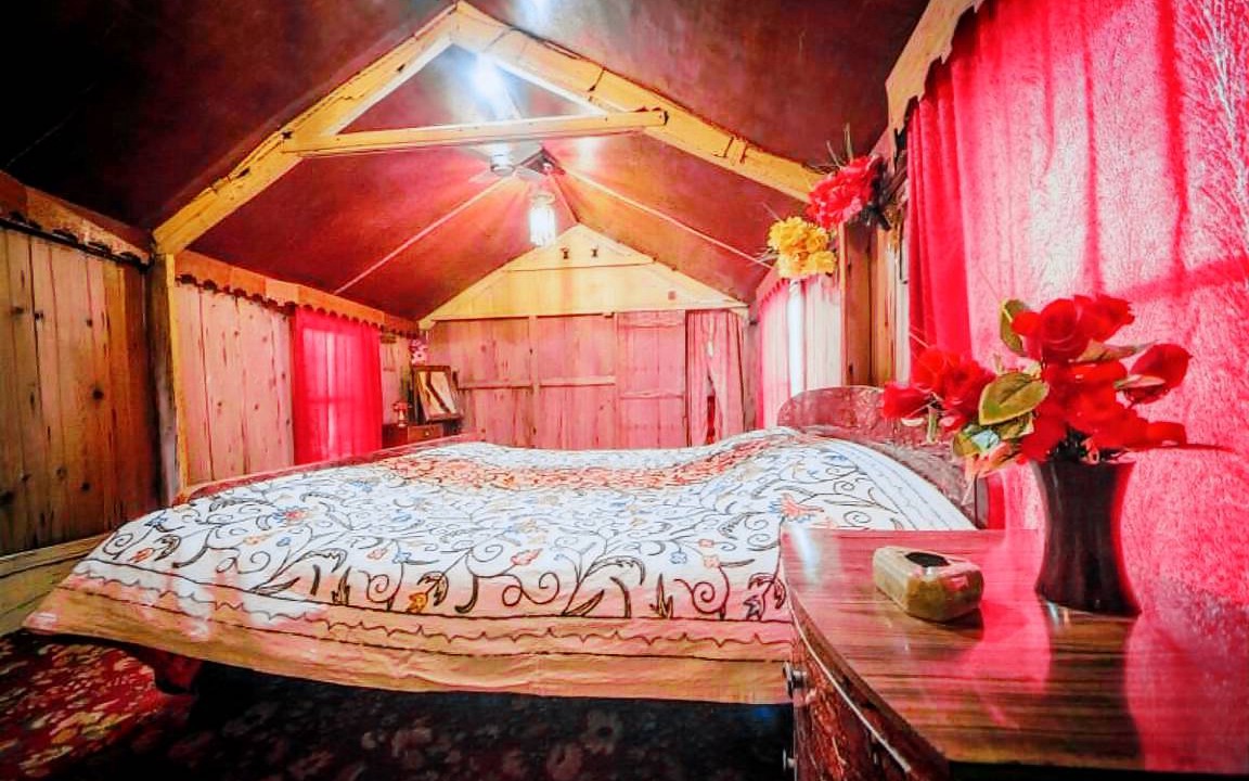 Photo of Bedroom in Dal Lake