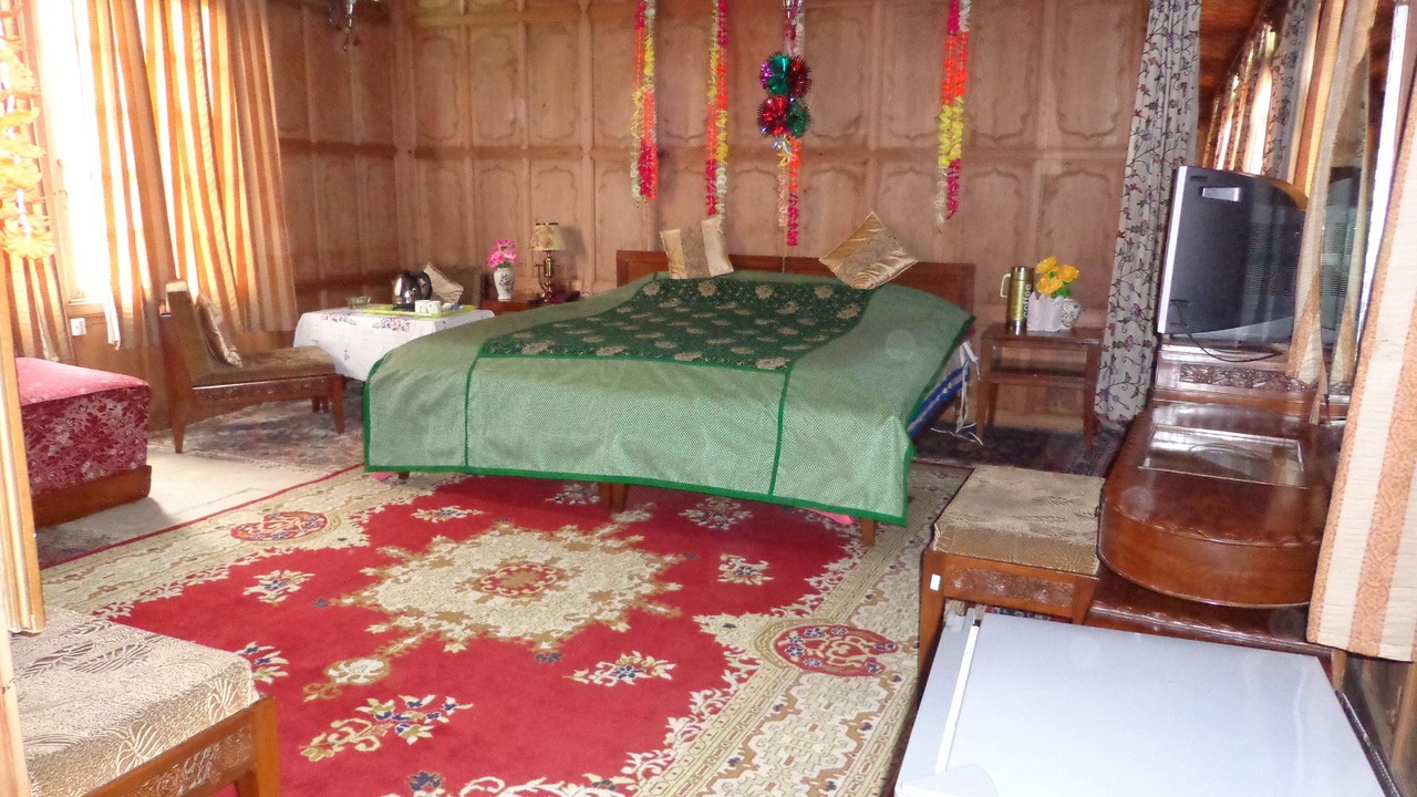 Photo of Bedroom in Dal Lake