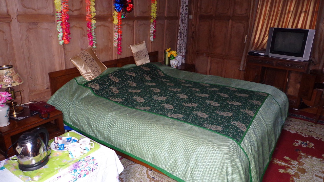 Photo of Bedroom in Dal Lake