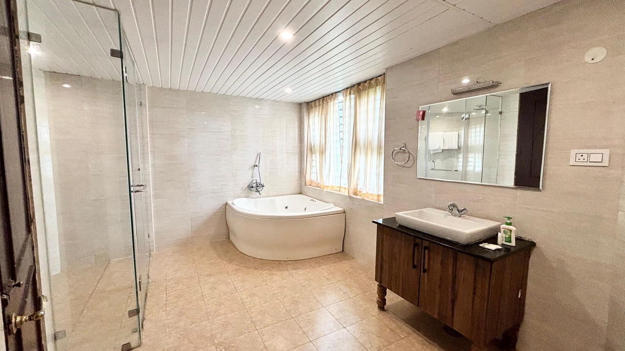 Photo of Bathroom in Alur