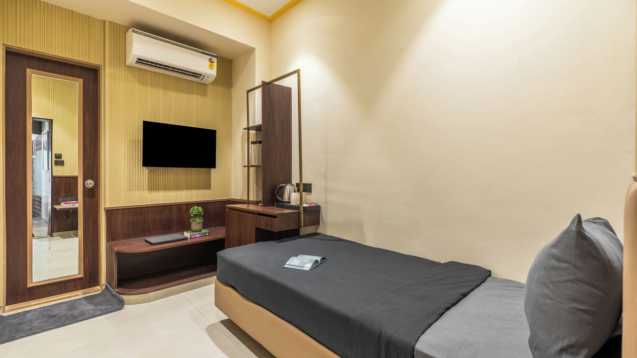 Photo of Bedroom in Vile Parle