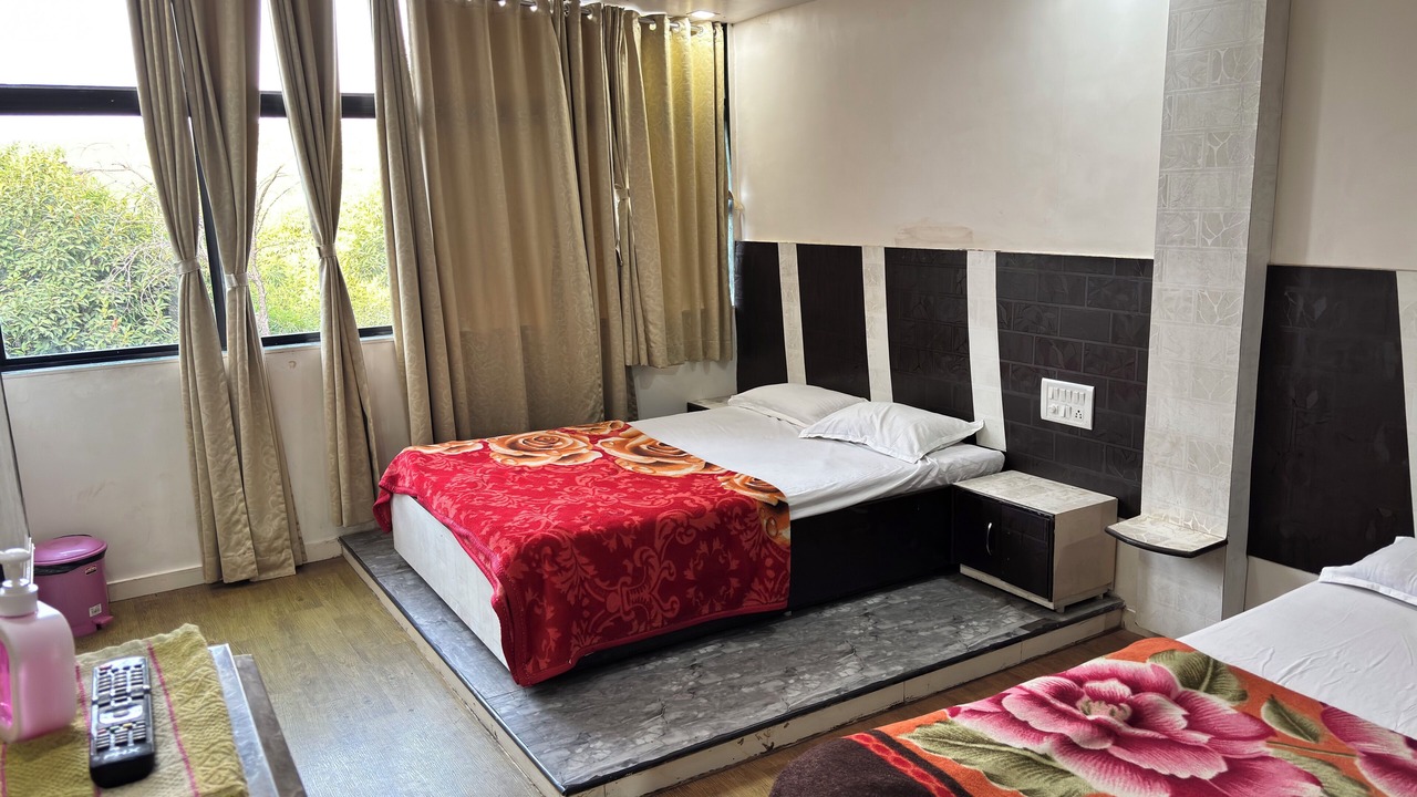 Photo of Bedroom in Mahabaleshwar