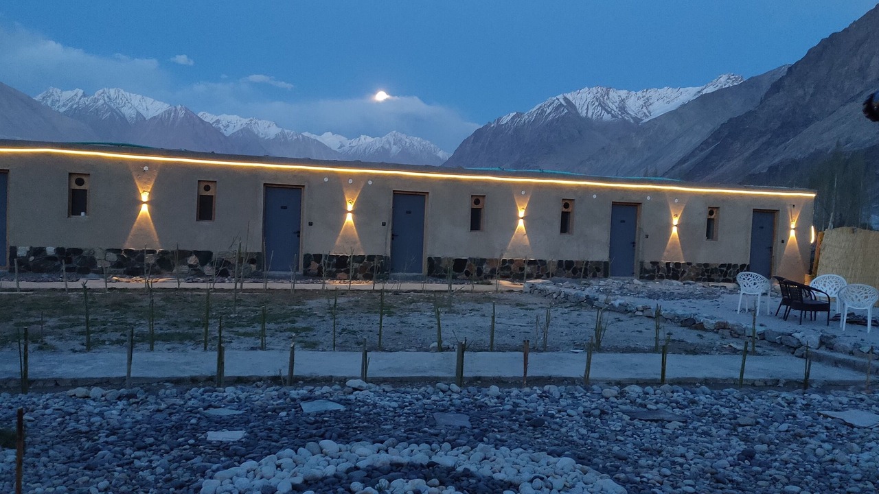 Photo of Others in Hundur