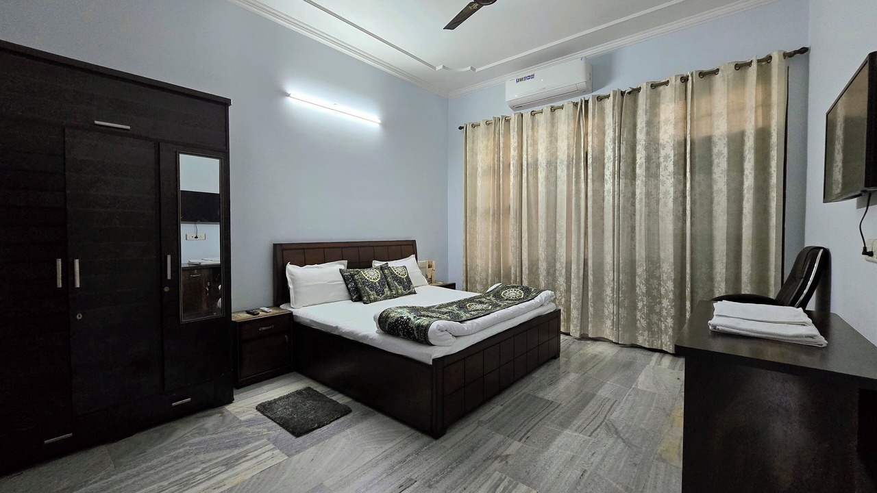 Photo of Bedroom in Ranjit Avenue