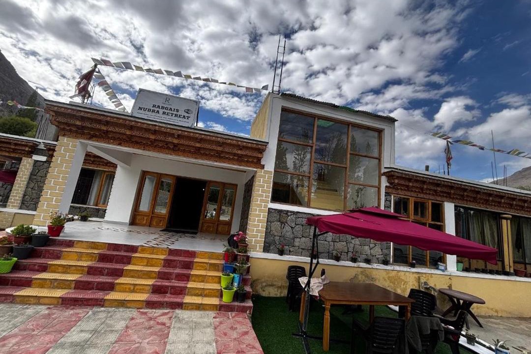 Photo of Others in Hundur