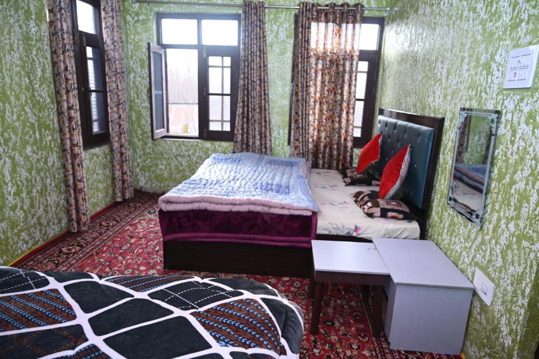 Photo of Bedroom in Dal Lake
